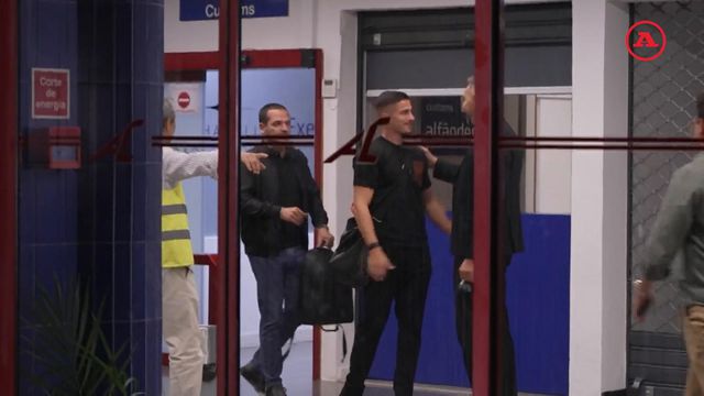 As imagens da chegada de Ivanovic para reforçar o Benfica