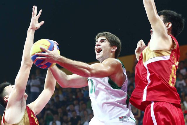 Ex-basquetebolista que espancou a namorada alvo de agressões na prisão