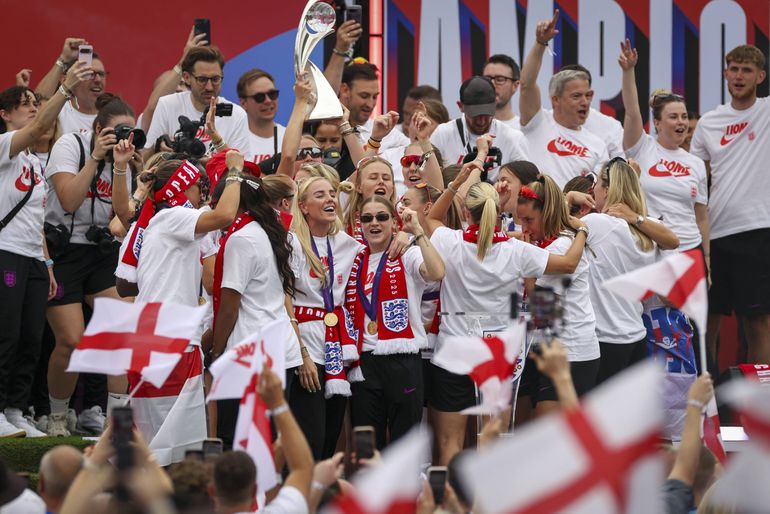 Seleção inglesa exibiu o troféu (IMAGO)