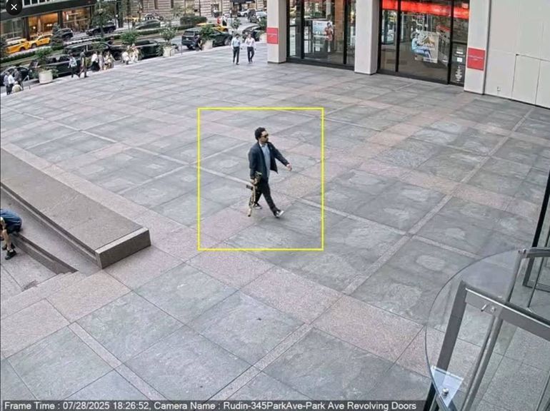 Câmaras de vigilância mostram atirador  de arma (IMAGO)