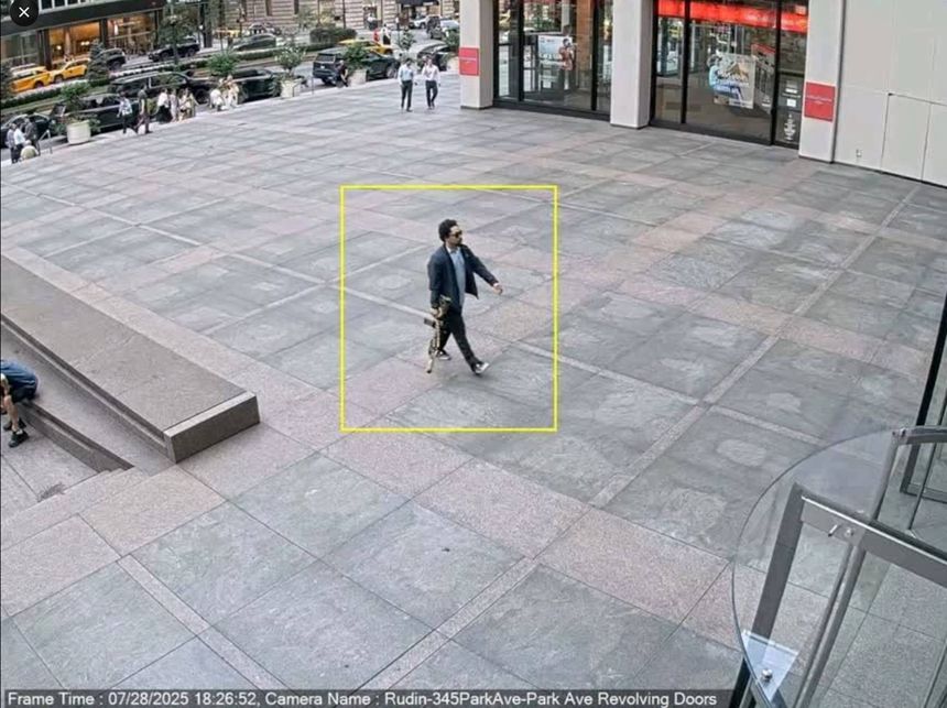 Câmaras de vigilância mostram atirador  de arma (IMAGO)