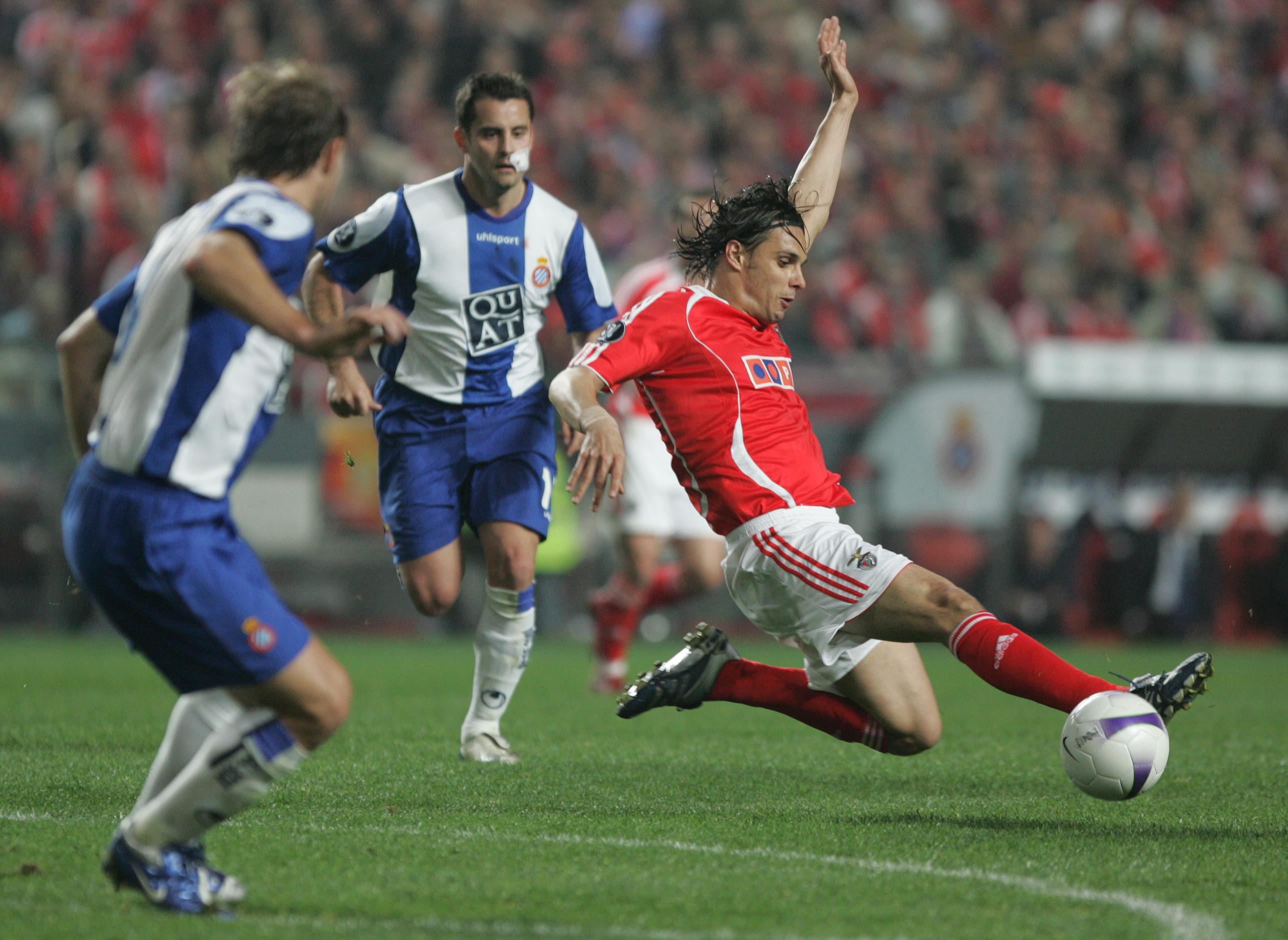 Na mesma época (2006/07), o Benfica seria eliminado nos quartos de final da Taça UEFA, pelo Espanhol. Após derrota (2-3) na 1.ª mão - Nuno Gomes e Simão marcaram -, as águias não foram além do nulo na Luz, na 2.ª mão - Foto: A BOLA