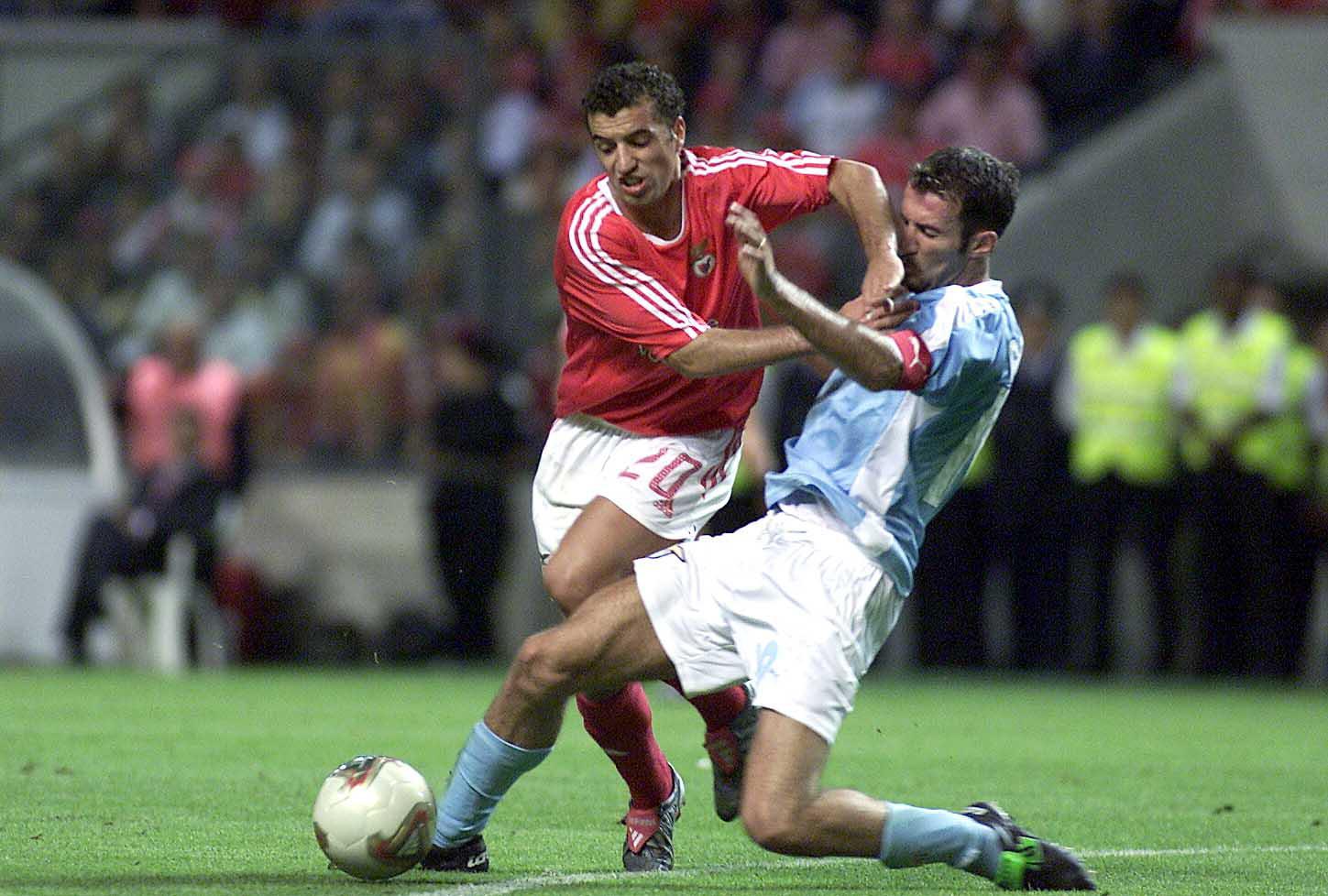Em 2003/04, o Benfica de Camacho perdeu com a Lazio, em Itália, por 1-3, na 1.ª mão da 3.ª pré-eliminatória da Champions. Simão fez o golo encarnado. Na segunda mão, em casa, as águias voltaram a perder (0-1) e caíram para a Liga Europa - Foto: A BOLA