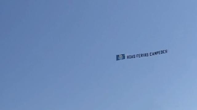Mensagem no céu do Algarve aos campeões