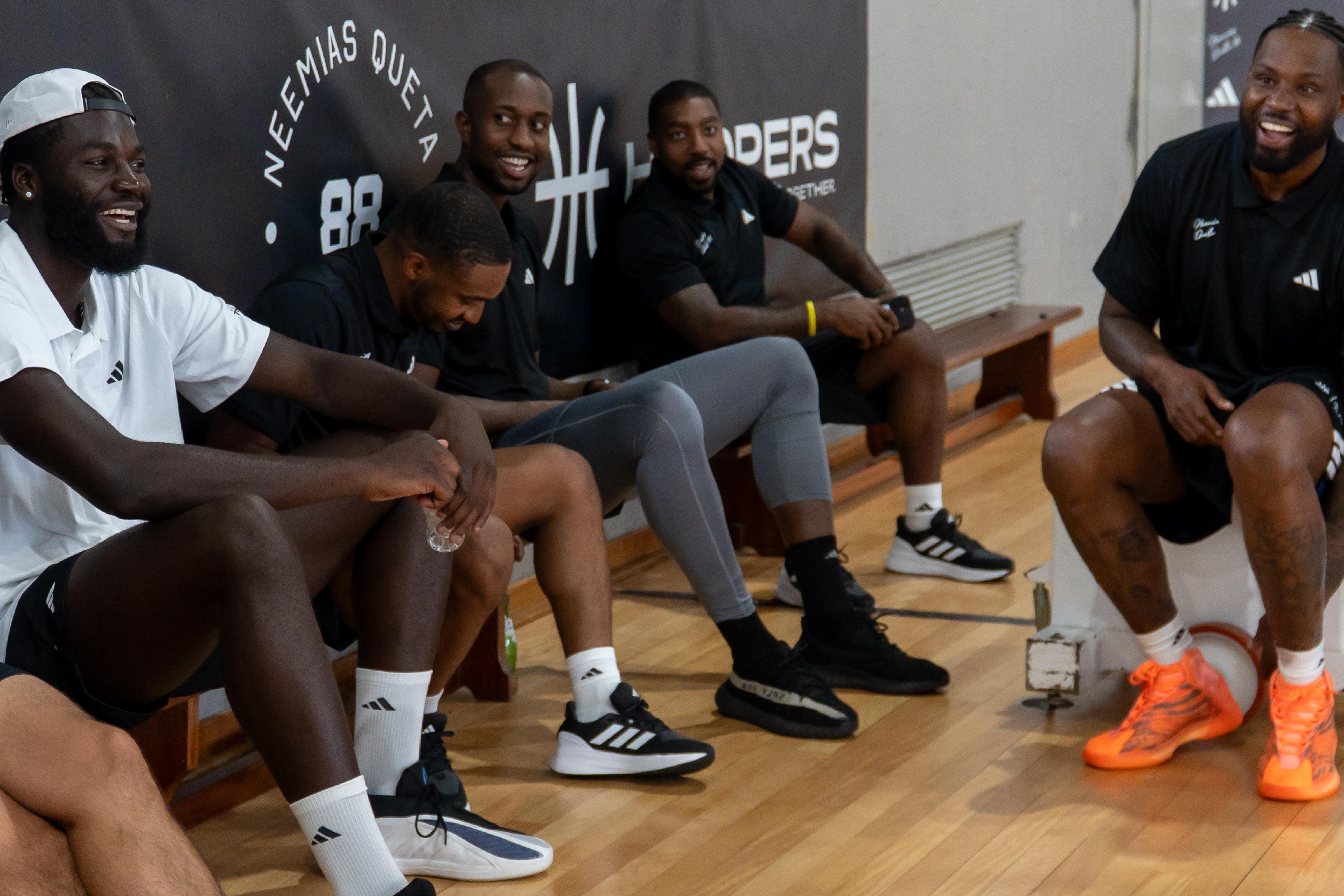 Neemias Queta com alguns dos treinadores adjuntos dos Celtics que estão em Portugal    Fotografia João Moreira/Hoopers