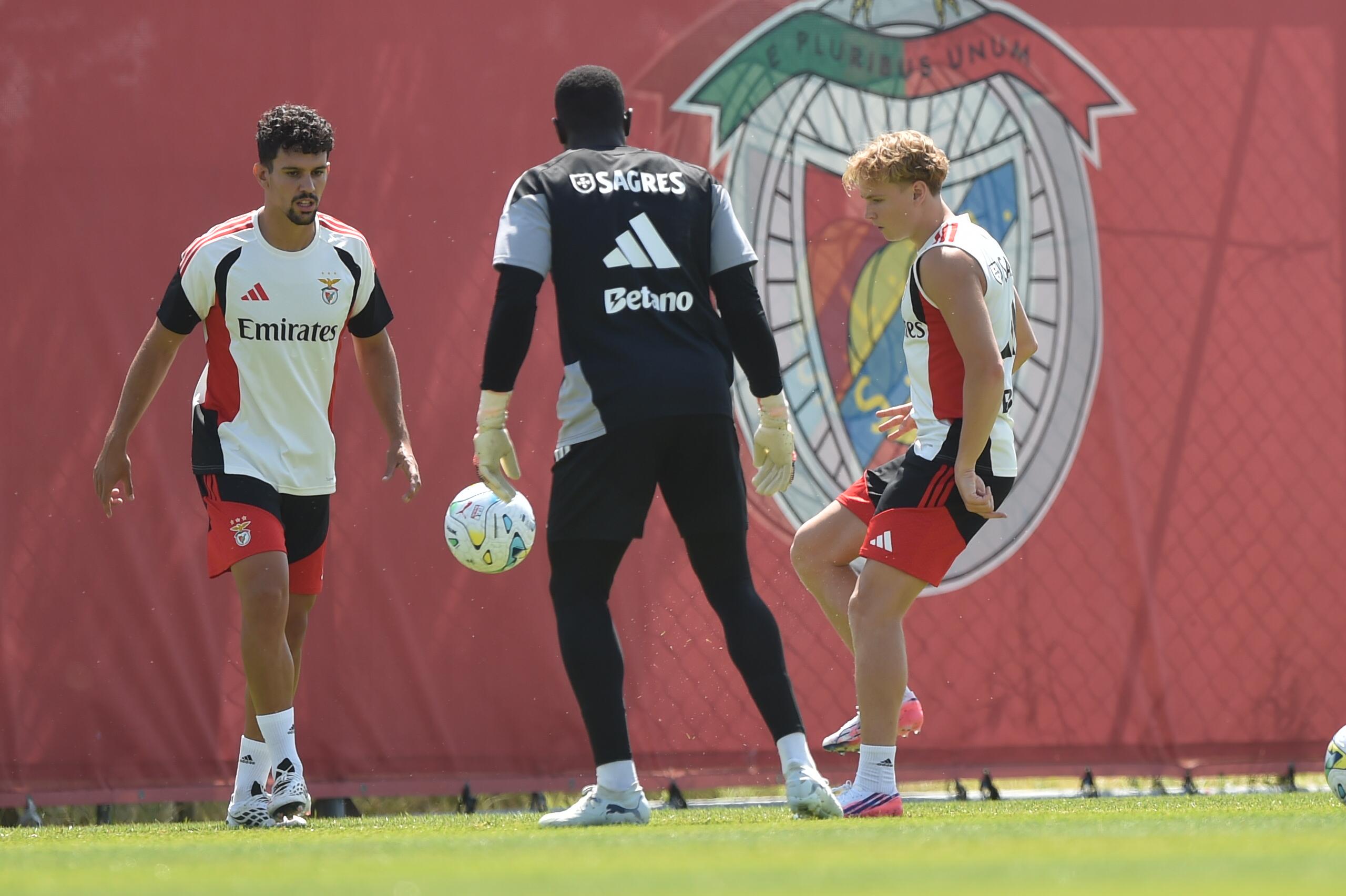 Schjelderup, Samuel Soares e Tomás Araújo em ação num treino do Benfica - Foto: Miguel Nunes