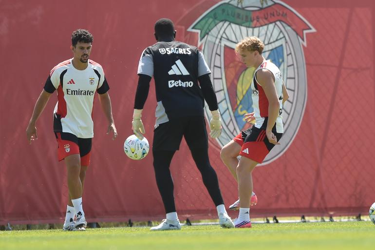 Schjelderup, Samuel Soares e Tomás Araújo em ação num treino do Benfica - Foto: Miguel Nunes