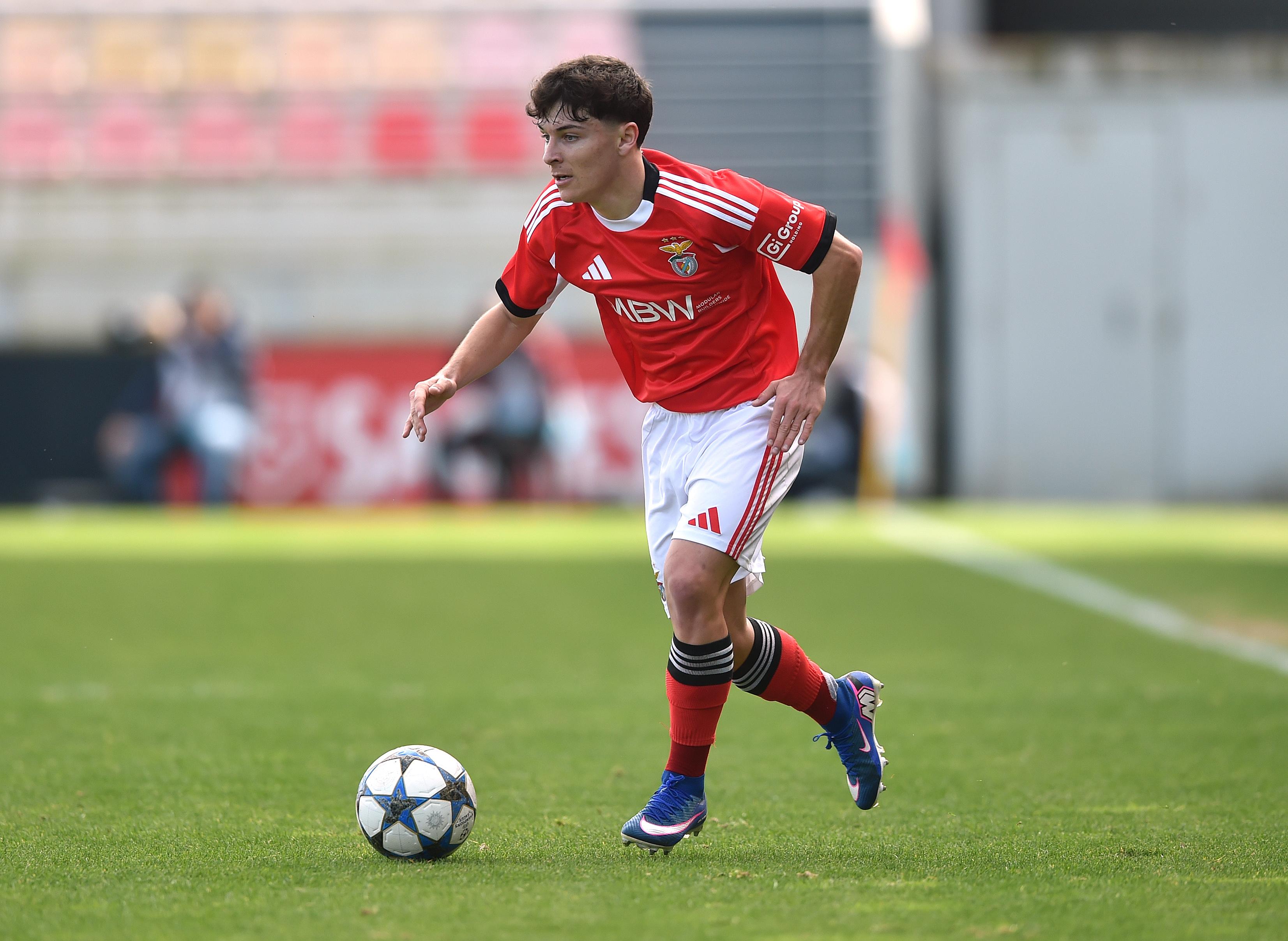 Gonçalo Moreira por trás do ponta de lança - Foto: A BOLA/Miguel Nunes