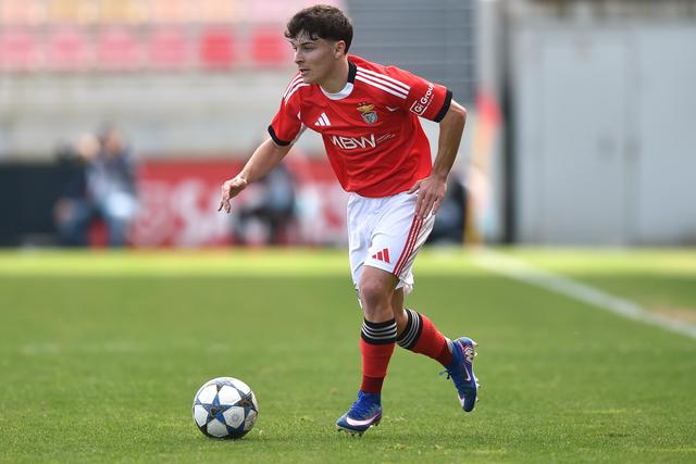 Gonçalo Moreira por trás do ponta de lança - Foto: A BOLA/Miguel Nunes