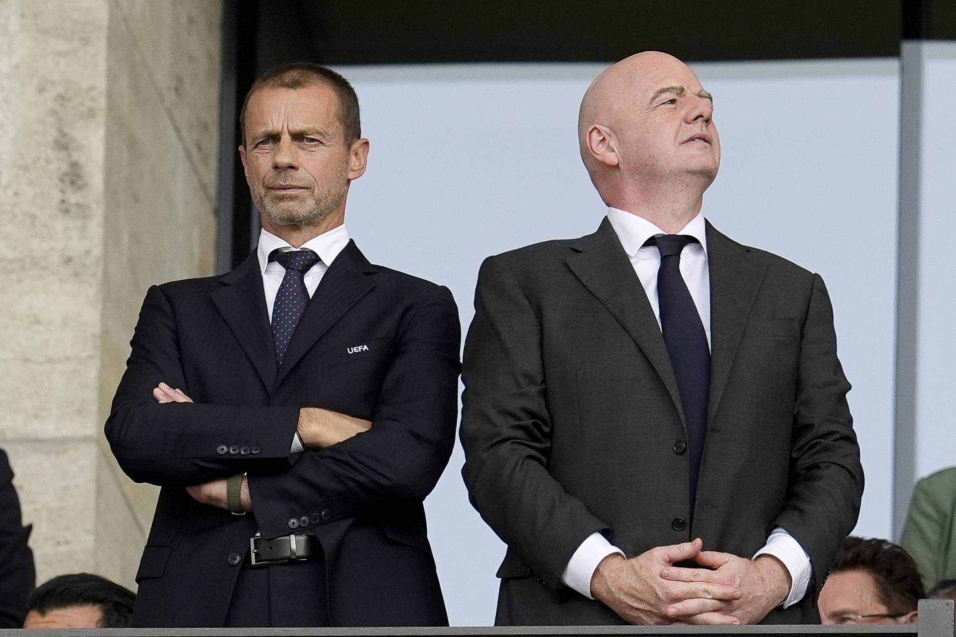 Aleksander Ceferin, presidente da UEFA, e Gianni Infantino, presidente da FIFA
