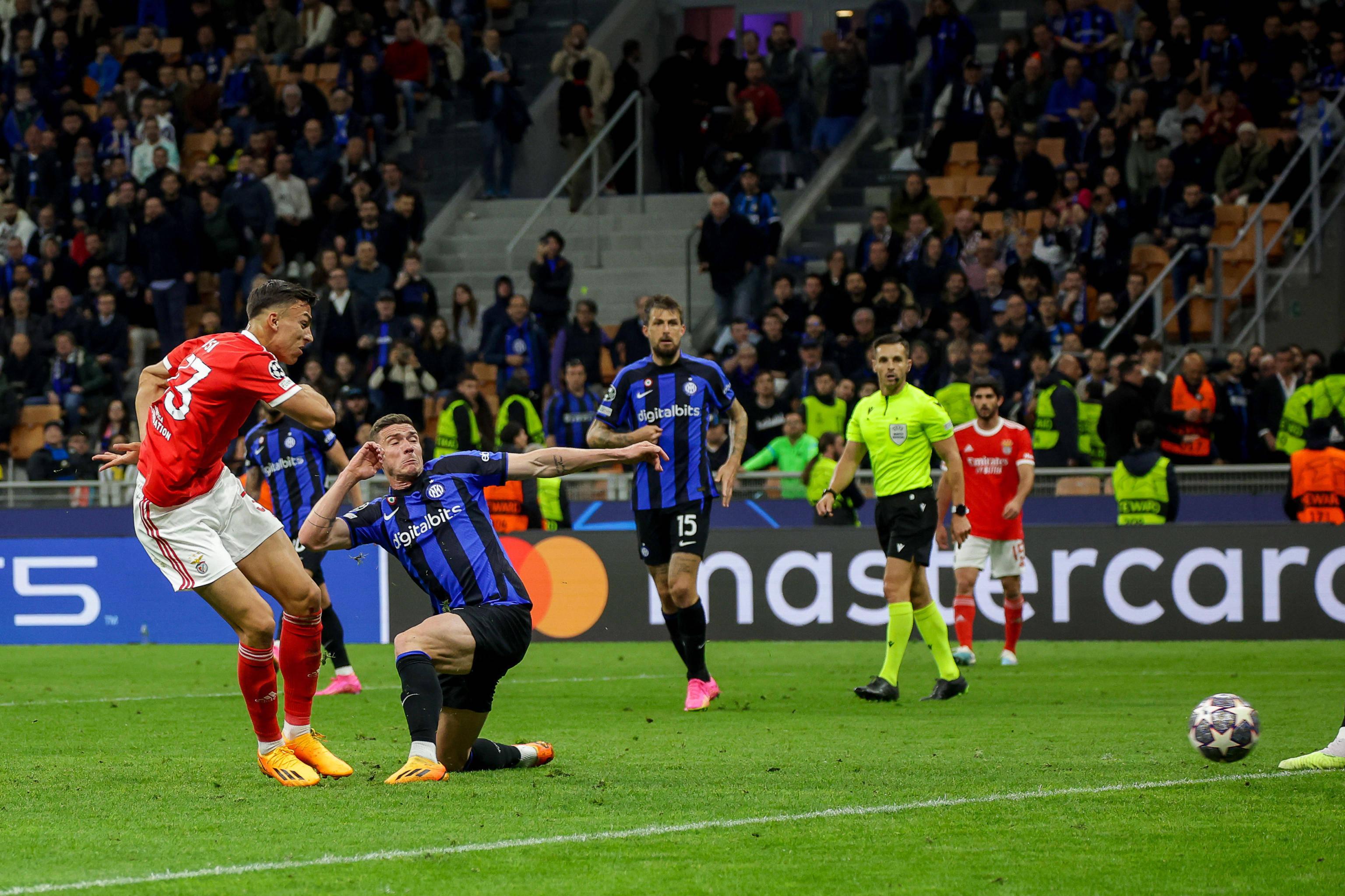Em 2022/23, o Benfica de Schmidt perdeu com o Inter, por 0-2, na 1.ª mão dos quartos da Champions. Na 2.ª mão, as águias empataram (3-3), num resultado que não chegou para seguir em frente