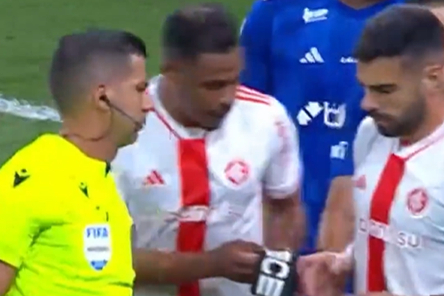 Vídeo: trocaram de capitão duas vezes... para reclamar com o árbitro