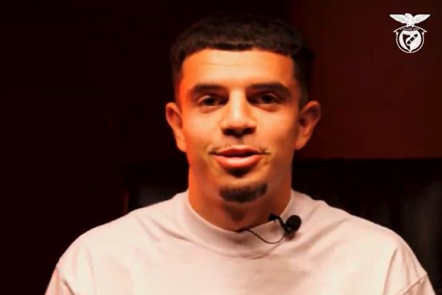 Zeki Amdouni apresentado no Benfica com... queijo, chocolate, canivete e relógio suiço