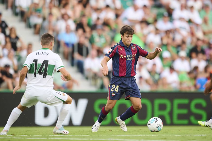 Carlos Álvarez foi titular pelo Levante