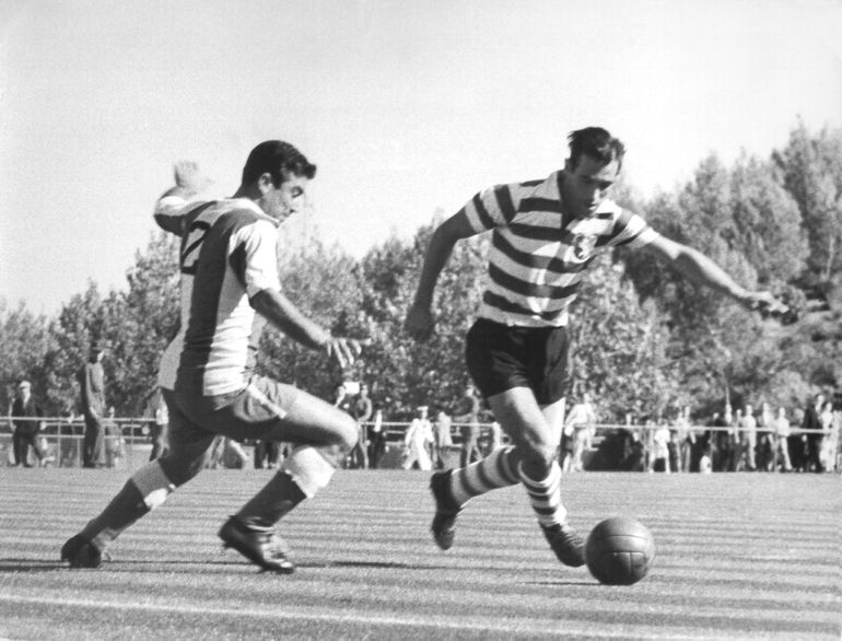 1. Virgílio (esq.), antigo defesa do FC Porto, é o jogador com mais clássicos com o Sporting: 39 (Foto: A BOLA)