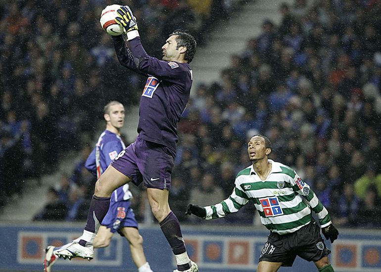 3. Vítor Baía, histórico guarda-redes dos dragões, esteve presente em 32 duelos com os verdes e brancos (Foto: A BOLA)