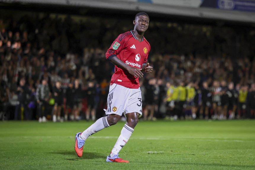 Mainoo foi titular pelo Man. United em casa do Grimsby