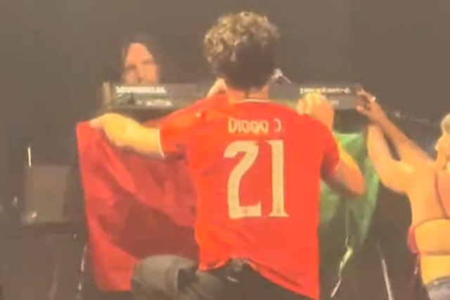 Shawn Mendes com a camisola de Diogo Jota