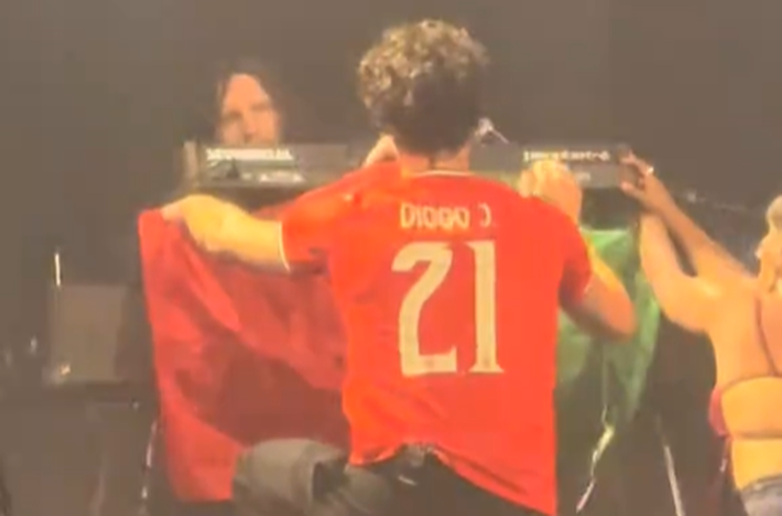 Shawn Mendes com a camisola de Diogo Jota