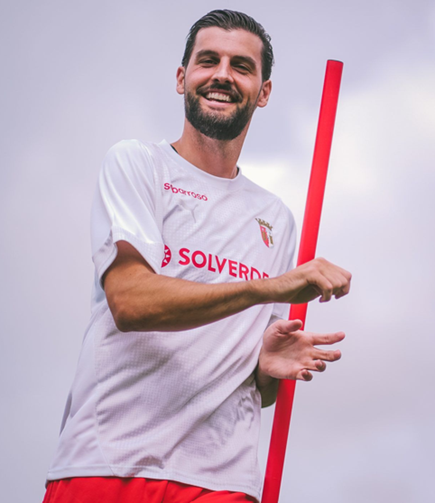 Médio diz estar encantado com o clube e reservou palavras especiais para uma das referências dos arsenalistas (Foto: SC Braga)