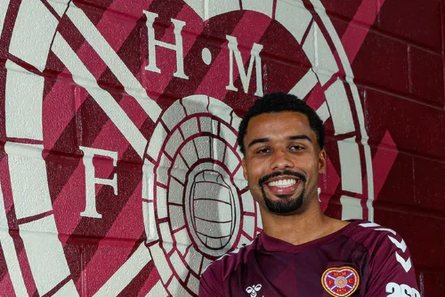 Canarinho abraça uma aventura no futebol escocês (Foto: Hearts)