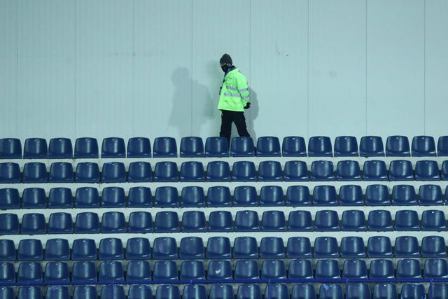 Imagem de um steward passeando numa bancada vazia. As próximas duas jornadas do Paulistão de sub-12 realizam-se sem espectadores nas bancadas