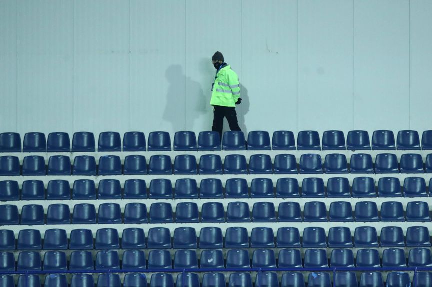 Imagem de um steward passeando numa bancada vazia. As próximas duas jornadas do Paulistão de sub-12 realizam-se sem espectadores nas bancadas