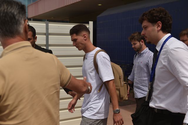 Sudakov na chegada a Lisboa para ser reforço do Benfica (foto: Miguel Nunes)