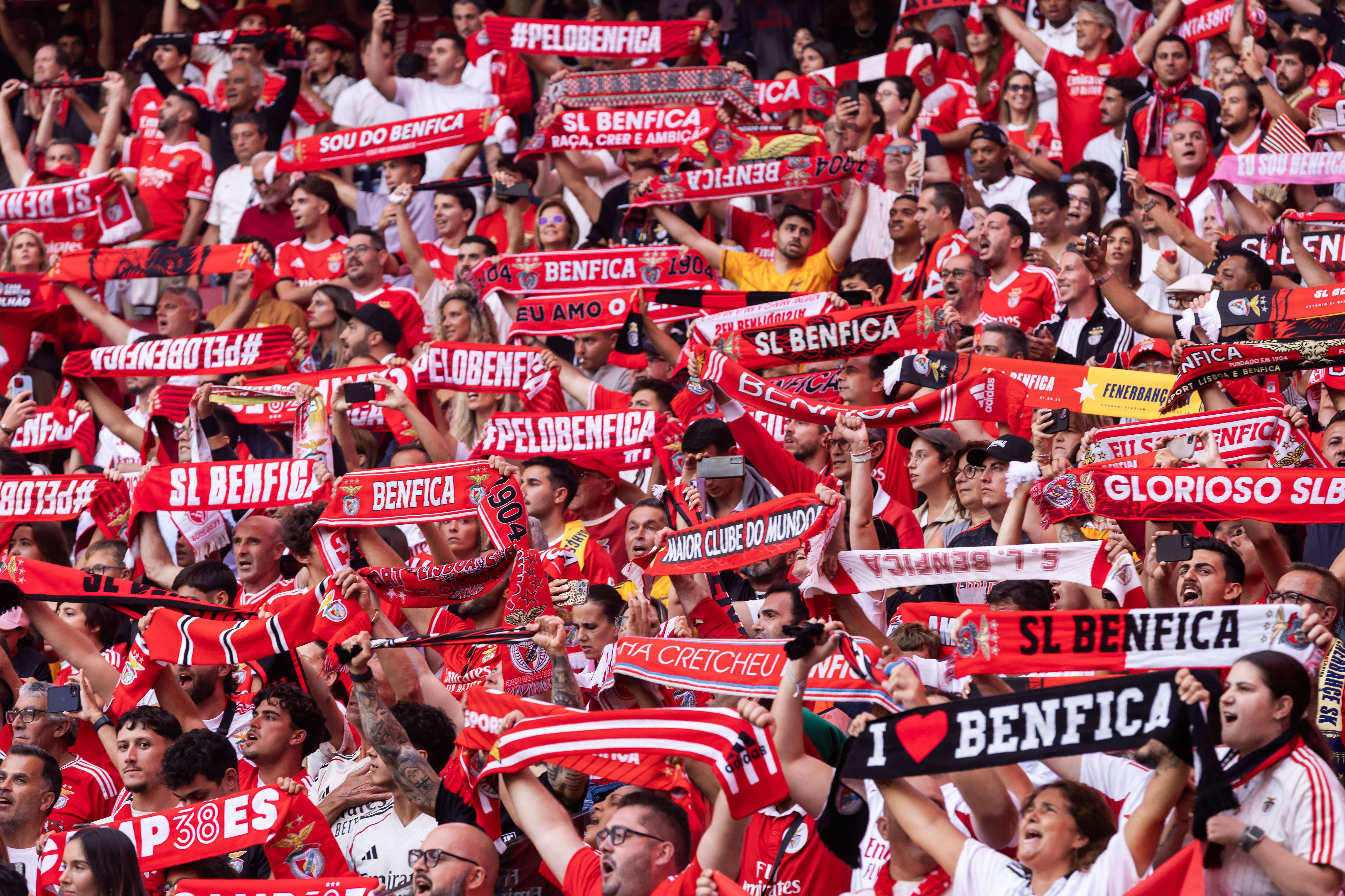 Adeptos das águias no Estádio da Luz