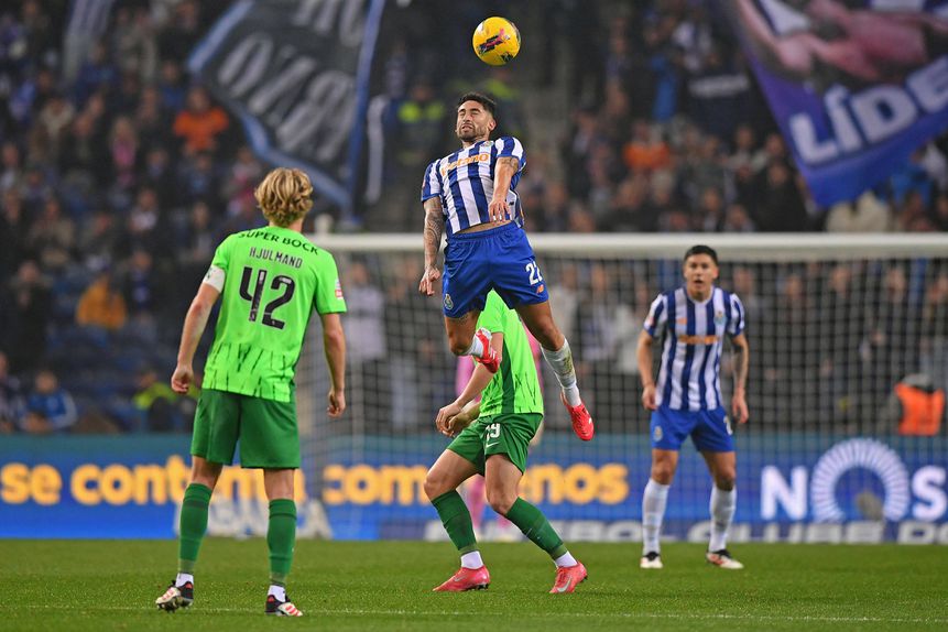 Alan Varela, médio do FC Porto, ganha nas alturas lance no jogo frente ao Sporting da última época no Dragão que terminou empatado a um golo