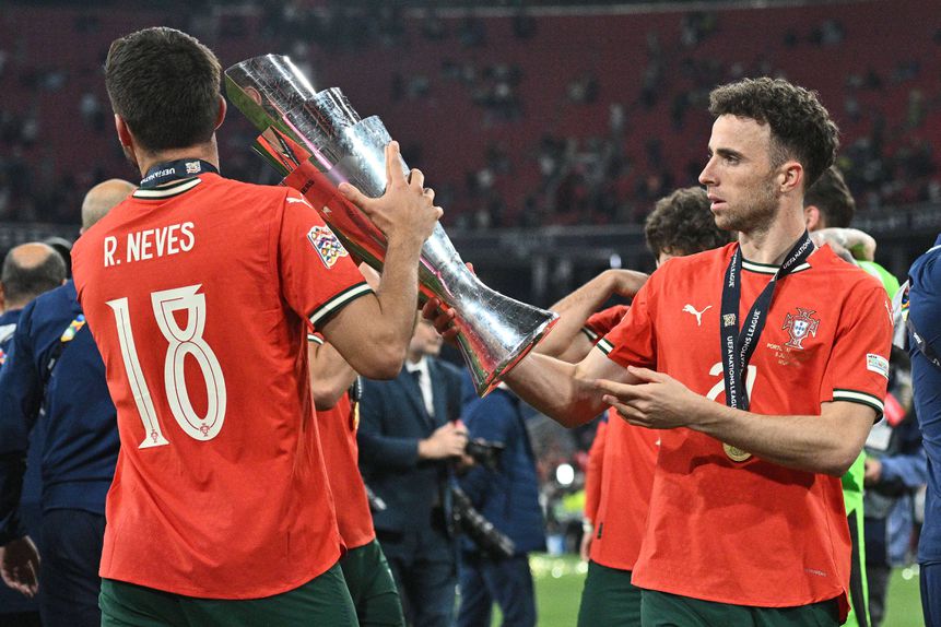 Rúben Neves e Diogo Jota na conquista da Liga das Nações (foto: IMAGO)