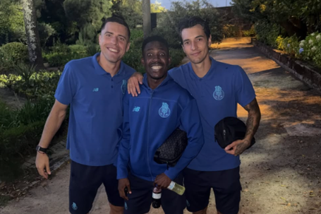 Bednarek e Kiwior com Zaidu - Foto: Instagram/Jan Bednarek