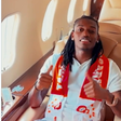 Rafael Leão já dentro do avião, a caminho de Istambul - Foto: X/Galatasaray