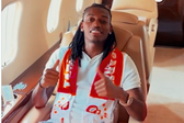 Rafael Leão já dentro do avião, a caminho de Istambul - Foto: X/Galatasaray