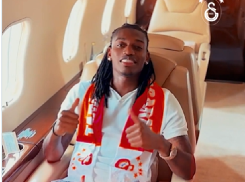 Rafael Leão já dentro do avião, a caminho de Istambul - Foto: X/Galatasaray