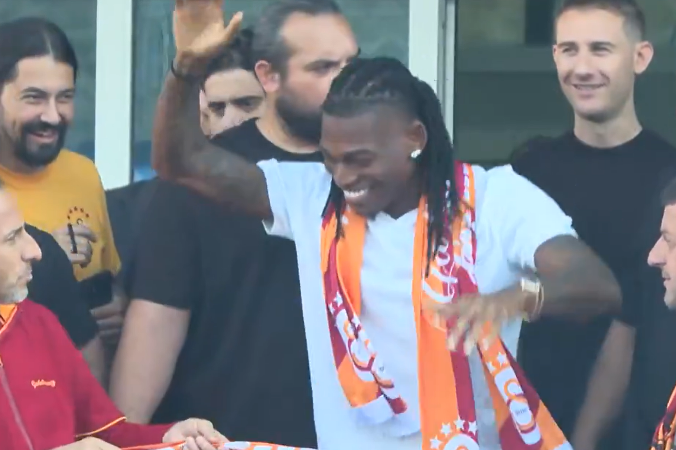 Rafael Leão na chegada à Turquia