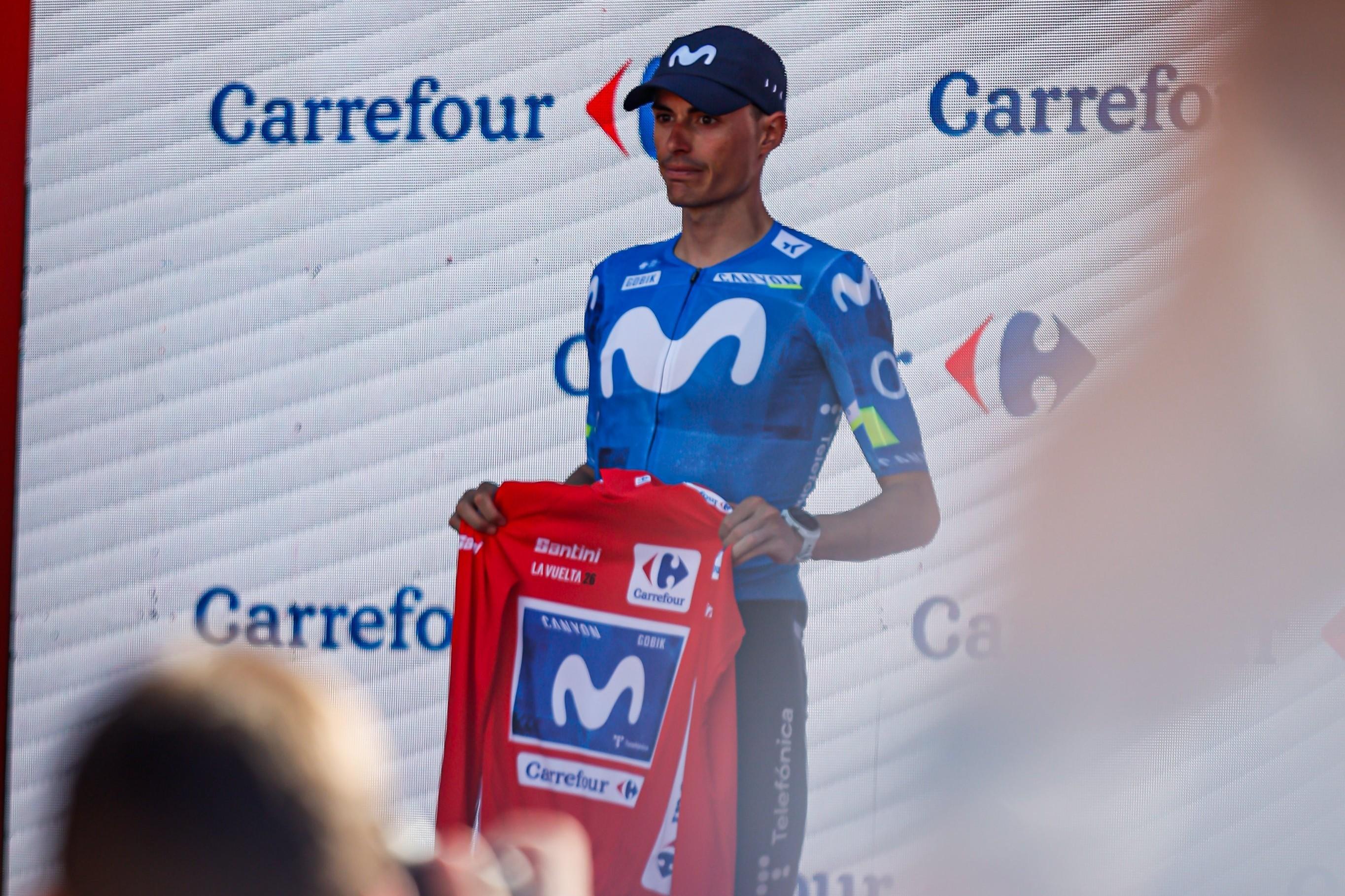 Espanhol Enric Mas, novo líder da geral, não vestiu a camisola vermelha no pódio após a etapa (foto Movistar Team)