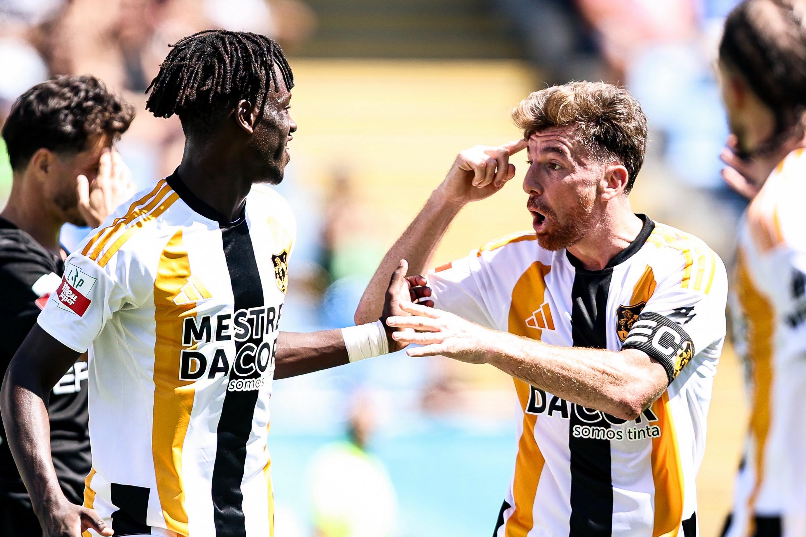 Experiente Arsénio 'pede cabeça' a Mandianj (Foto Liga Portugal)
