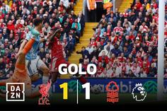 Gakpo coloca a bola ao segundo poste e Isak dá esperanças ao Liverpool