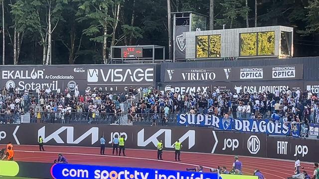 Confusão com adeptos do FC Porto ao intervalo do jogo com o Ac. Viseu