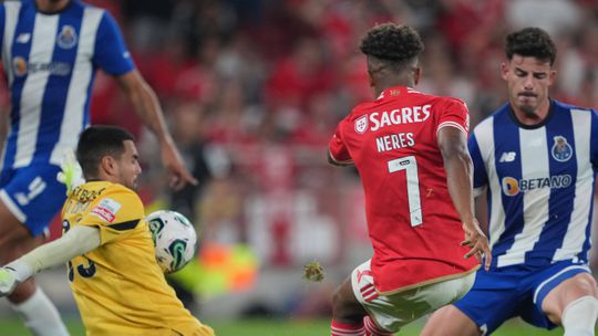 Monumental defesa de Diogo Costa depois de jogada brilhante de Neres (vídeo)