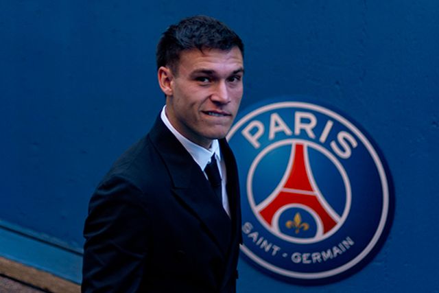 Ugarte abre o livro e fala da experiência no PSG