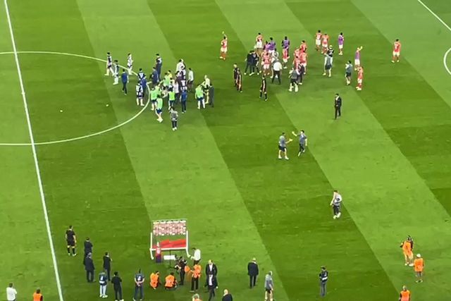 Roger Schmidt e Sérgio Conceição trocam longo abraço no final