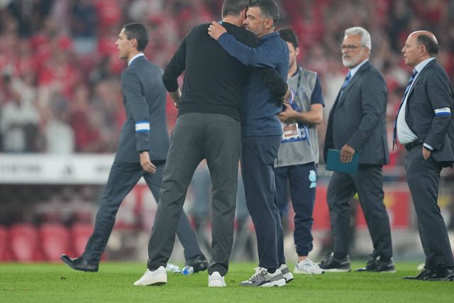O abraço entre treinadores no final do clássico