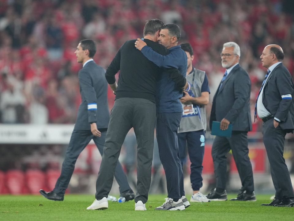 O abraço entre treinadores no final do clássico