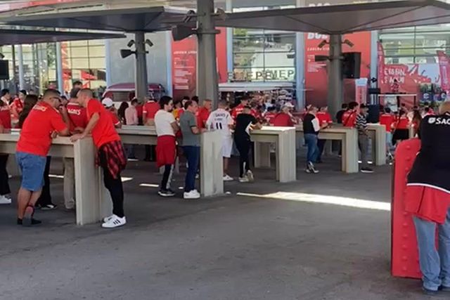 Vídeo: fan zone da Luz já com alguma animação pré-Clássico