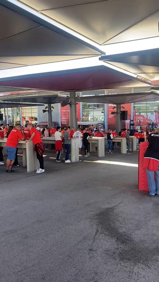 Vídeo: fan zone da Luz já com alguma animação pré-Clássico