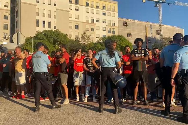 Polícia encerra ponte para passagem dos autocarros
