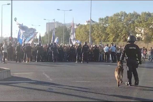 Adeptos do FC Porto já estão a ser escoltados até à Luz