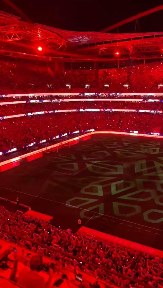 O hino do Benfica cantado no clássico